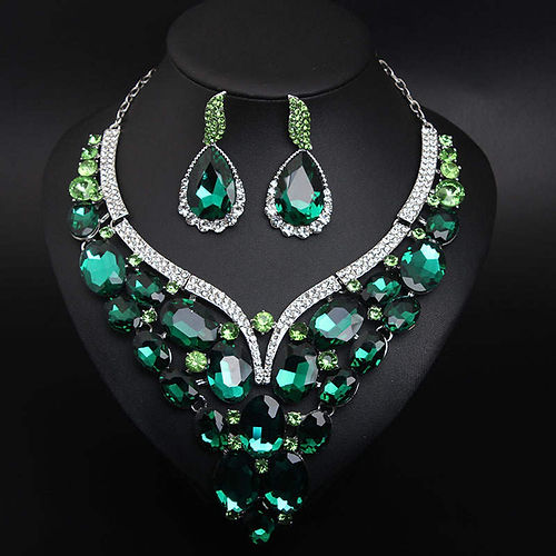 Luxury set of necklace with set of earrings